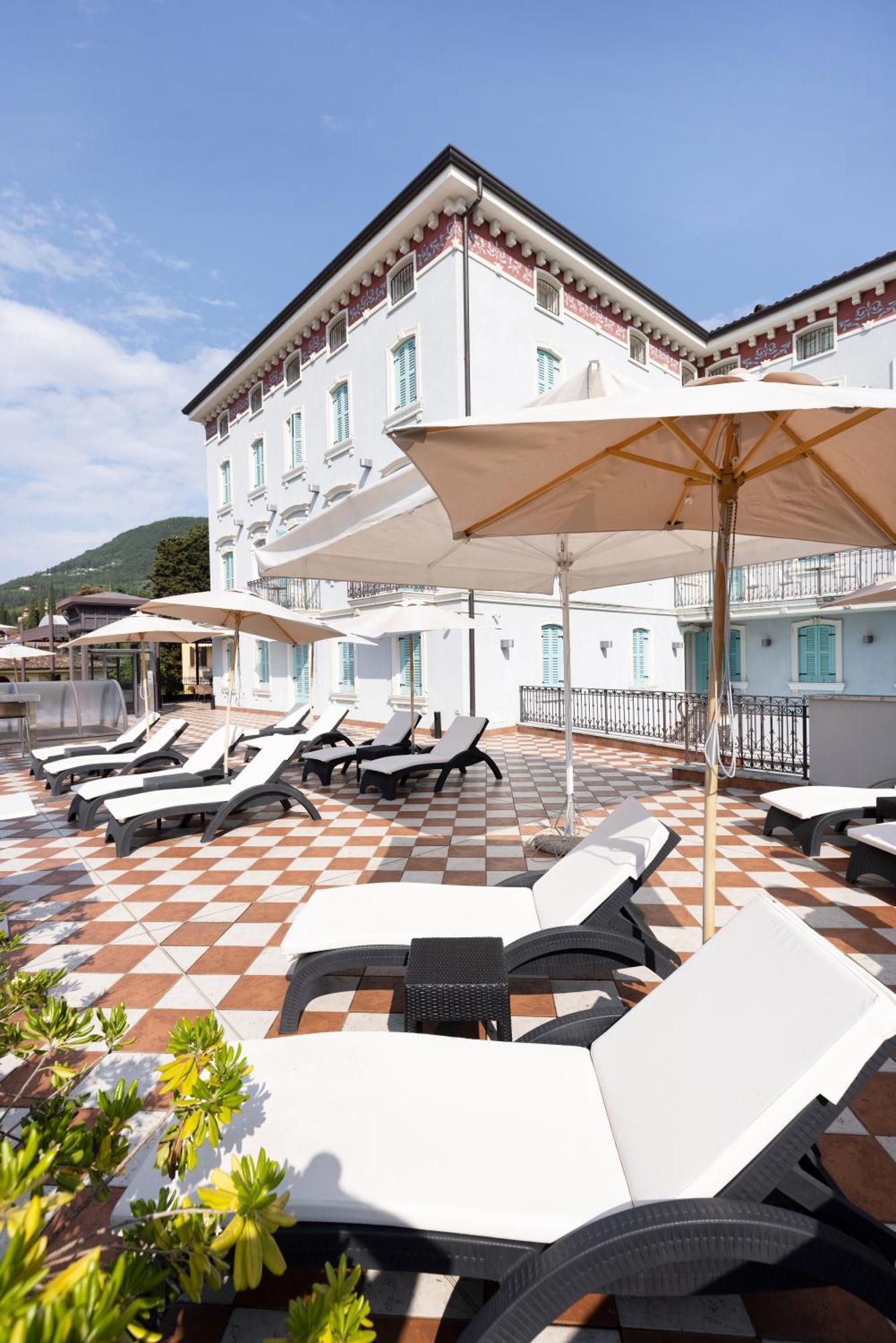 Gardone Palace Hotel การ์โดเน ริเวียรา ภายนอก รูปภาพ